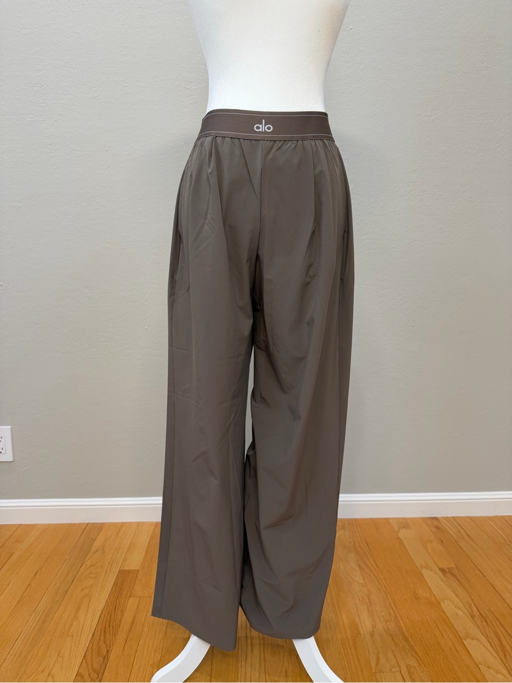 ALO Yoga Suit Up Trouser Olive Tree NWT Sz S Limited Wide Leg (Regular)